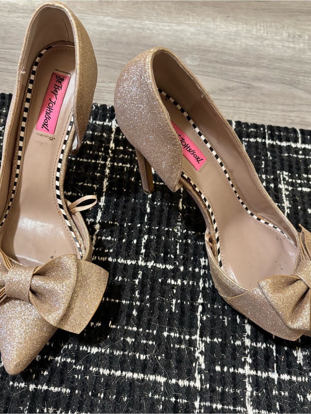 Betsey Johnson Gold Glitter Pointed Toe Bow Heels size 9 - Picture 2 of 6